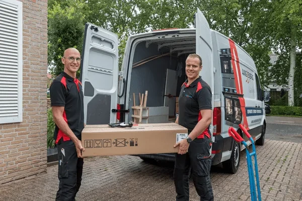 monteurs met witgoedapparaat in middelburg voor hun werkbus